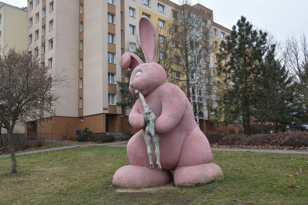 Kontroverzní růžový králík požírající člověka zůstane na svém místě. Rozhodli o tom v internetové anketě Plzeňané.