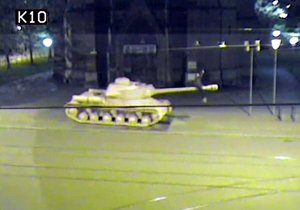 Růžový tank v centru Brna zaujal mladíka natolik, že si s ním chtěl udělat selfie. Spadl ale na zem a poranil si při tom hlavu.