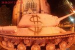 Neznámý vandal posprejoval růžový tank symbolem amerického dolaru jen několik hodin před jeho převozem zpět do Lešan.