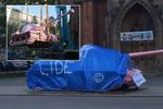 Skupina, která si říká Slušní lidé, překryla růžový tank na Komenksého náměstí v Brně modrou plachtou.
