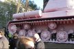 42 tun těžký růžový tank houpající se v ranním slunci v popruzích fascinoval řadu kolemjdoucích Brňanů