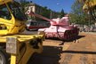 Legendární růžový tank dorazil do Brna, bude součástí výstavy Kmeny 90. Zvěst o jeho příjezdu se po ranní instalaci na Komenského náměstí rychle rozšířila, řada kolemjdoucích si ho zvěčňuje mobily či fotoaparáty