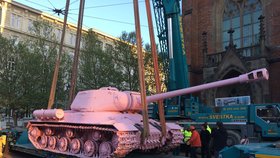 Legendární růžový tank dorazil do Brna coby součást výstavy Kmeny 90