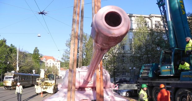 Legendární růžový tank dorazil do Brna coby součást výstavy Kmeny 90.