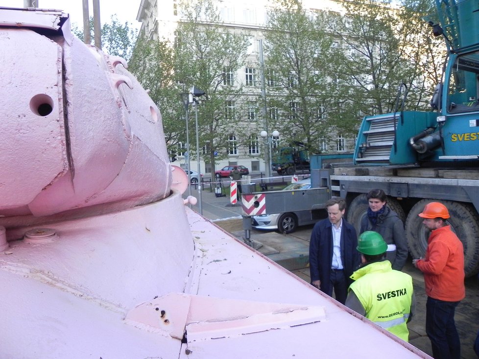 Legendární růžový tank dorazil do Brna coby součást výstavy Kmeny 90.