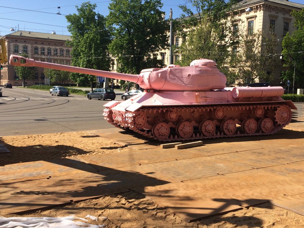 Legendární růžový tank dorazil do Brna, bude součástí výstavy Kmeny 90. Zvěst o jeho příjezdu se po ranní instalaci na Komenského náměstí rychle rozšířila, řada kolemjdoucích si ho zvěčňuje mobily či fotoaparáty