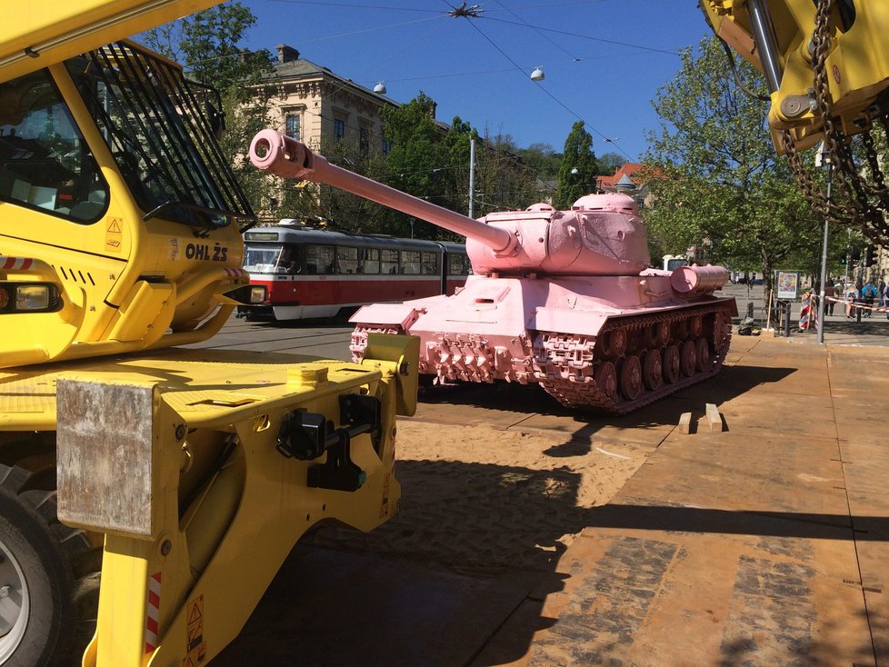 Legendární růžový tank dorazil do Brna, bude součástí výstavy Kmeny 90. Zvěst o jeho příjezdu se po ranní instalaci na Komenského náměstí rychle rozšířila, řada kolemjdoucích si ho zvěčňuje mobily či fotoaparáty.