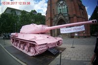 Háčkovaná dečka na růžovém tanku: Barevného obrněnce Brňané nemohou »rozdýchat«