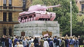 Legendární růžový tank typu T-34 od umělce Davida Černého.