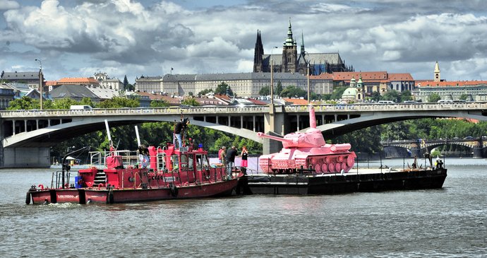 Růžový tank je zpátky v Praze. Vidět ho můžete až do 1. července