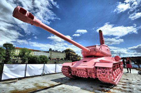 Růžový tank je zpátky v Praze. Vidět ho můžete až do 1. července