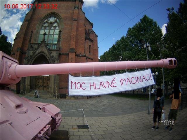 Přibližně čtvrt hodiny byl růžový tank v centru Brna ozdoben háčkovaným nápisem: Moc hlavně imaginaci. Pak ho sundali městští strážníci.