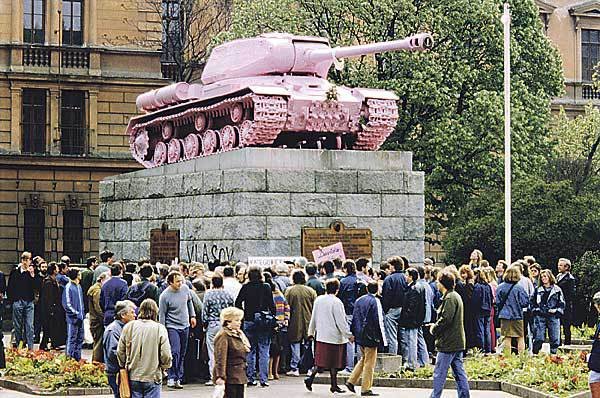 Legendární růžový tank typu T-34 od umělce Davida Černého.