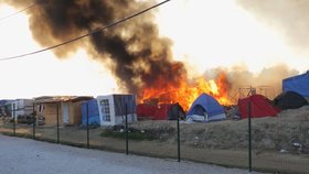 Bitka v Calais: Asi 20 migrantů, jeden policista a nejméně tři dobrovolníci utrpěli zranění