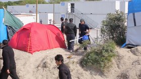 Bitka v Calais: Asi 20 migrantů, jeden policista a nejméně tři dobrovolníci utrpěli zranění.