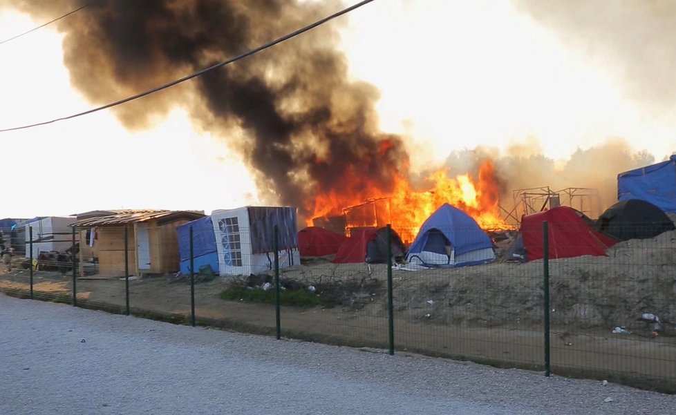 Bitka v Calais: Asi 20 migrantů, jeden policista a nejméně tři dobrovolníci utrpěli zranění.