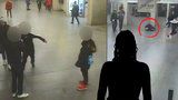 Seniorka zraněná v metru na Floře: Maminka skončila na psychiatrii, řekla dcera