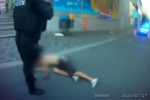 Krvavá mela v Josefské ulici v centru Brna. Kvůli natrženému triku ukousl mladík protivníkovi kus ucha.