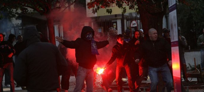 Rvačka chorvatských  fotbalových fanoušků s českou policií