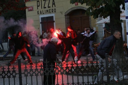 Rvačka chorvatských  fotbalových fanoušků s českou policií