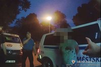 Rvačka na Kampě! „Shodím tě z kola,“ hrozil agresor synovi svého soka. Skončil v poutech