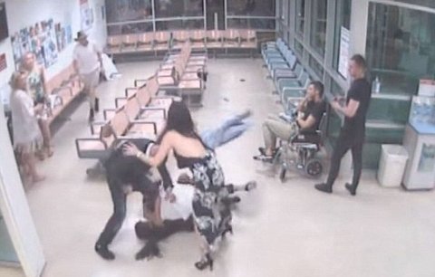 V kroměřížské nemocnici se strhla hromadná rvačka! Rodiny po sobě házely věci, 6 lidí odvedla policie