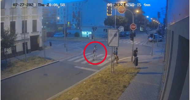 Neznáte ho? Kriminalisté  objasňují rvačku z konce července v brněnské Reissigově ulici. Hledají muže v kroužku.