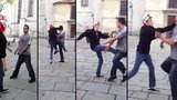 Brutální rvačka: Mladík zkopal chodce na ulici! Vybral si ho náhodně?