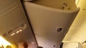 Rvačka dvou pasažérů na palubě letadla