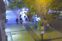 V centru Prahy brutálně zbili muže: Skákali mu po hlavě!