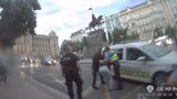 VIDEO: Rvačku na Václaváku rozpoutala ztracená peněženka. Padaly pěsti, agresor skončil v poutech