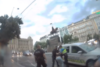 VIDEO: Rvačku na Václaváku rozpoutala ztracená peněženka. Padaly pěsti, agresor skončil v poutech