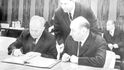 Zasedání RVHP, které se konalo od 23.dubna 1969 v Moskvě, skončilo 26.dubna. Komuniké o 23. zasedání RVHP bylo schváleno jednomyslně. Na snímku vedoucí čs. delegace, první tajemník ÚV KSČ Gustáv Husák (vlevo) a předseda vlády Oldřich Černík při podpisu závěrečného komuniké