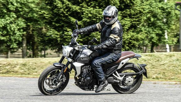 Mototest RVM 500 by Jawa Scrambler: Vztah přes půl světa zrodil šikovné dítě