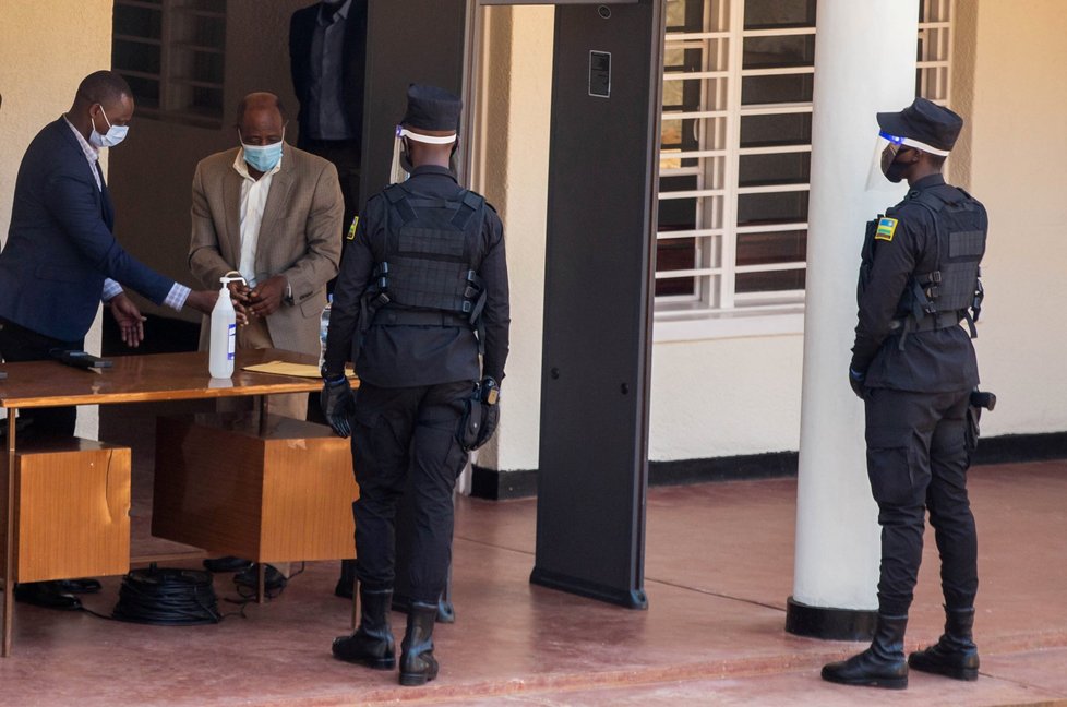 Muže, jenž inspiroval film Hotel Rwanda, obvinili z terorismu.
