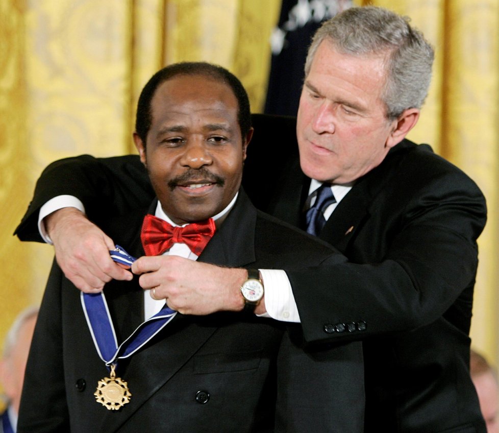President Bush udělil Paulu Rusesabaginovi Prezidentskou medaili svobody.