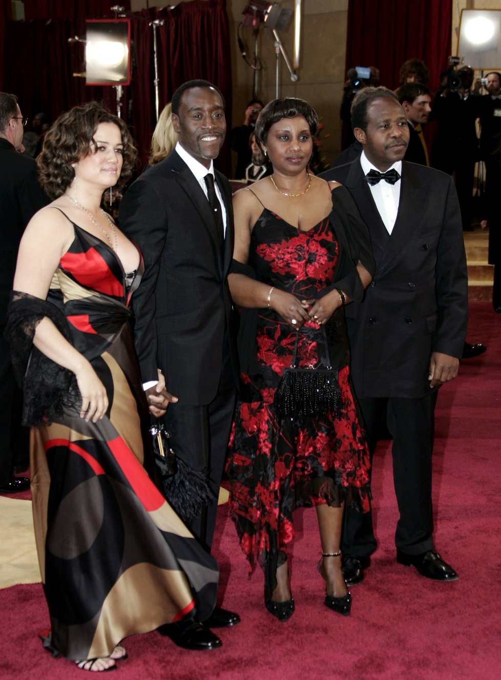 Rusesabagina (vpravo) a jeho manželka Tatiana (druhá zprava) v Hollywoodu