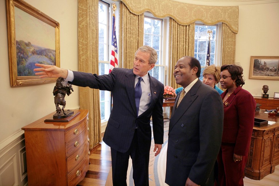 President Bush udělil Paulu Rusesabaginovi Prezidentskou medaili svobody.