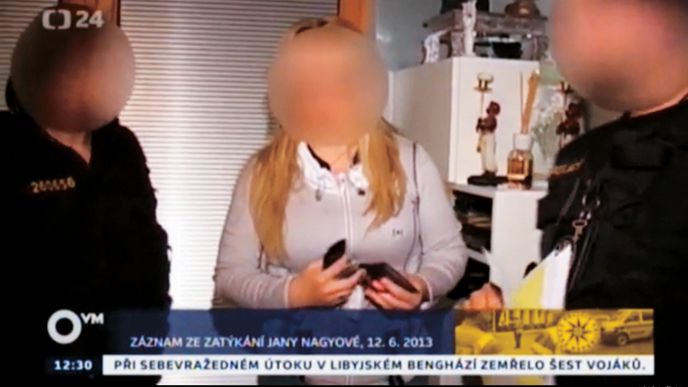 Policejní záznam ze zatýkání Jany Nagyové, odvysílaný Českou televizí v Otázkách Václava Moravce