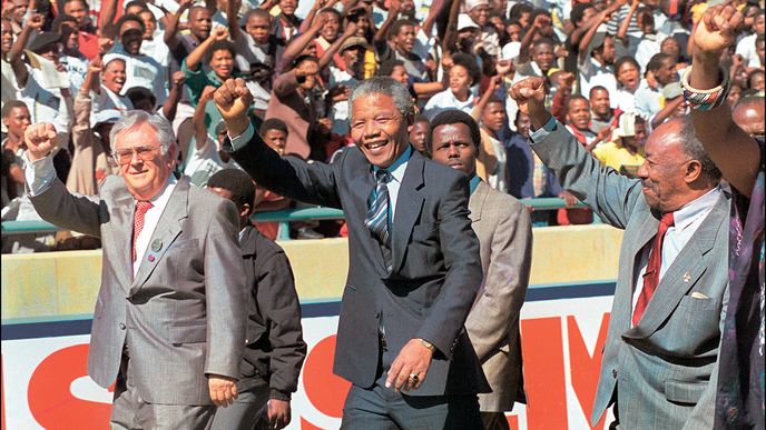 Nelson Mandela (uprostřed) splňoval romantické představy o hrdinství v politice  