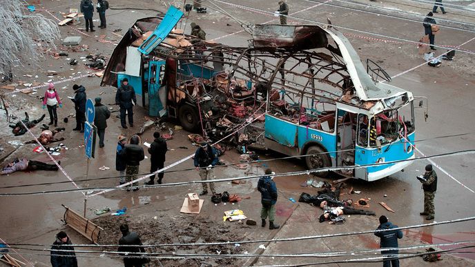 Trolejbus  ve Volgogradě  krátce po výbuchu. S útoky v městské dopravě přišel v devadesátých letech palestinský Hamás. V posledních letech převzali tuto děsivou praxi islámští  extre- misté z Kavkazu.
