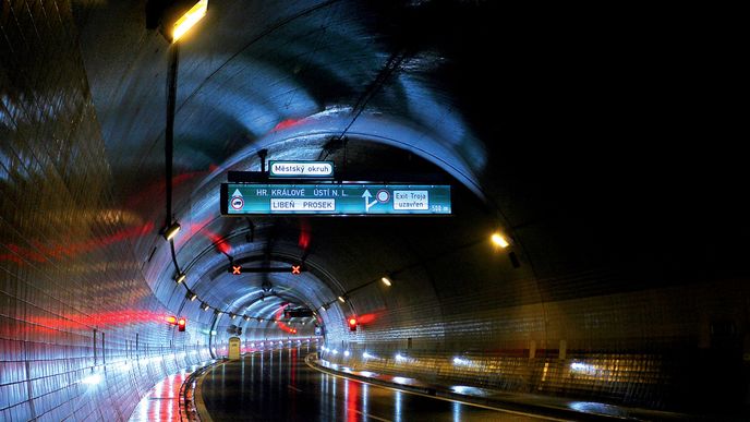 Tunelový komplex Blanka. Od 2. prosince měl být otevřen tunel Blanka, jenž významně odlehčí pražské dopravě. Průsaky spodní vody se však postaraly o zpoždění a nyní se počítá spíše s otevřením v březnu 2015. Podle nově zvolené primátorky Adriany Krnáčové se jednalo pouze o předvolební strategii.