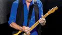 ČILÝ KEITH V záplavě úmrtních oznámení z konce roku, kdy odešlo hned několik hereckých a hudebních legend, mohla rozhodně potěšit zpráva, že Keith Richards je stále naživu. Šestadvacátého prosince se totiž objevil další hoax o jeho smrti, který byl vzápětí opět dementován. Známý sarkasmus, že jadernou globální katastrofu přežijí jen švábi a kytarista Rolling Stones, tak ještě nějaký čas vydrží v platnosti. 