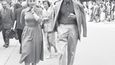 Poznali byste ji? Až do 28 let nosila Jana Štěpánková dlouhé vlasy stažené do ohonu. Na snímku na festivalu v Karlových Varech v roce 1954 s  Antonínem Novákem, vedoucím tiskového štábu MFF.