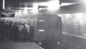 Jako za války se Londýňané uchylovali do metra. To jediné zůstalo – byť přetížené – v provozu.