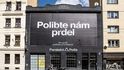 Pozdrav municipalitě Prahy 7 visel na objektu Paralelní Polis na podzim 2020