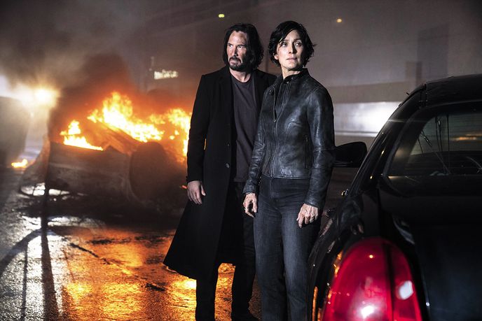 Neo (Keanu Reeves) a Trinity (Carrie-Anne Moss) se tentokrát z virtuální reality do dystopické skutečnosti nevracejí úplně ochotně