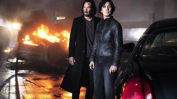 Neo (Keanu Reeves) a Trinity (Carrie-Anne Moss) se tentokrát z virtuální reality do dystopické skutečnosti nevracejí úplně ochotně