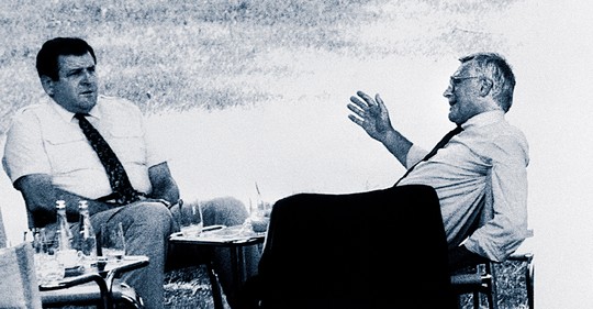 Již ikonická fotografie: tehdejší český premiér VÁCLAV KLAUS  a jeho slovenský protějšek VLADIMÍR MEČIAR při rozhovoru  mezi čtyřma očima v zahradě vily Tugendhat, kde v srpnu 1992  podepsali smlouvu o rozdělení Československa
