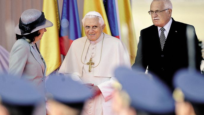 Benedikt XVI. během návštěvy v Česku na podzim 2009 s prezidentským párem